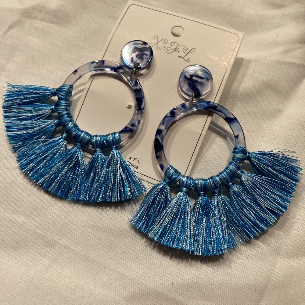 Tassel earrings in blue with acrylic